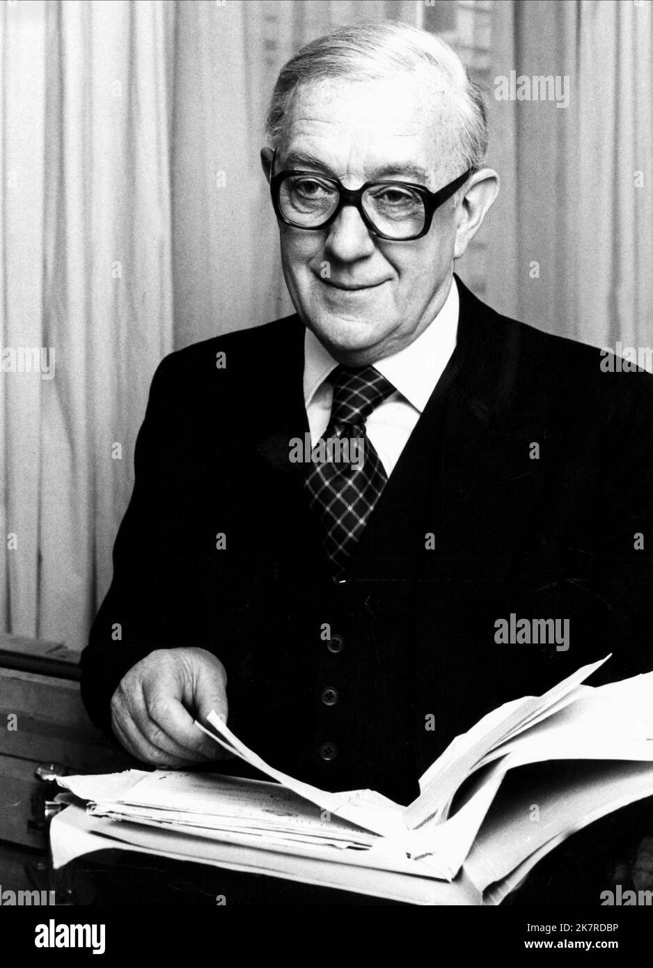 Alec Guinness Film: Tinker Tailor Soldier Spy (TV-MINISERIE)   Uk 1979, Director: John Irvin 10 September 1979   **WARNING** This Photograph is for editorial use only and is the copyright of BBC and/or the Photographer assigned by the Film or Production Company and can only be reproduced by publications in conjunction with the promotion of the above Film. A Mandatory Credit To BBC is required. The Photographer should also be credited when known. No commercial use can be granted without written authority from the Film Company. Stock Photo