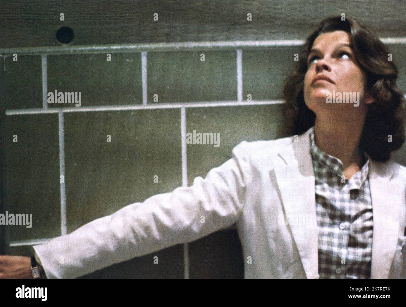 Genevieve Bujold Film: Coma (USA 1978) Characters: Dr. Susan Wheeler  / Literaturverfilmung (Based On The Book By Robin Cook) Director: Michael Crichton 06 January 1978   **WARNING** This Photograph is for editorial use only and is the copyright of MGM and/or the Photographer assigned by the Film or Production Company and can only be reproduced by publications in conjunction with the promotion of the above Film. A Mandatory Credit To MGM is required. The Photographer should also be credited when known. No commercial use can be granted without written authority from the Film Company. Stock Photo
