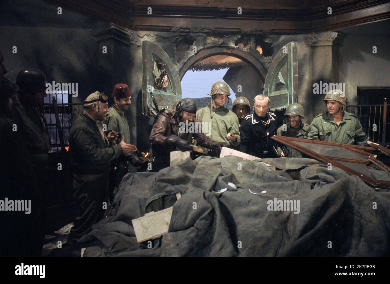Gavin Macleod, Shepherd Sanders, Gene Collins, Perry Lopez, Donald Sutherland, Clint Eastwood, Karl-Otto Alberty & Telly Savalas Film: Kelly'S Heroes (USA/YU 1970) Characters: Moriarty (tank crewman), Turk (tank crewman), Pvt. Babra, Pvt. Petuko, Sgt. Oddball (tank commander), Pvt. Kelly, German tank commander (as Karl Otto Alberty), MSgt. Big Joe  Director: Brian G.Hutton 23 June 1970   **WARNING** This Photograph is for editorial use only and is the copyright of MGM and/or the Photographer assigned by the Film or Production Company and can only be reproduced by publications in conjunction wi Stock Photo
