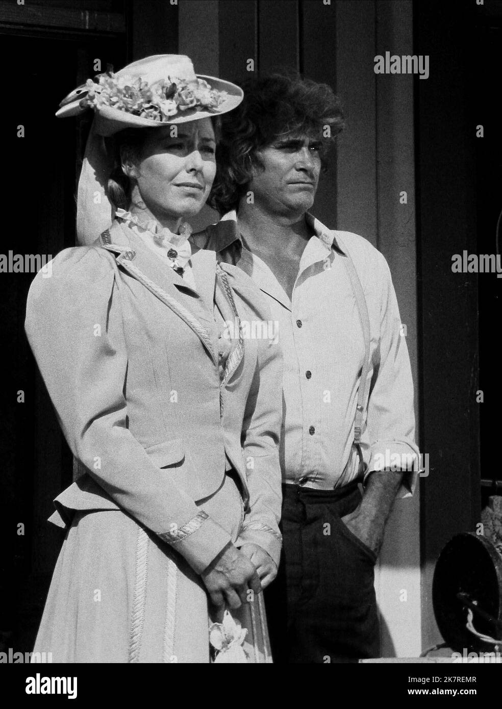 Michael Landon, Karen Grassle Film: Little House On The Prairie (TV-Serie) Characters: Charles Ingalls,Caroline Ingalls  Usa 1974-1983, 11 September 1974   **WARNING** This Photograph is for editorial use only and is the copyright of NBC and/or the Photographer assigned by the Film or Production Company and can only be reproduced by publications in conjunction with the promotion of the above Film. A Mandatory Credit To NBC is required. The Photographer should also be credited when known. No commercial use can be granted without written authority from the Film Company. Stock Photo