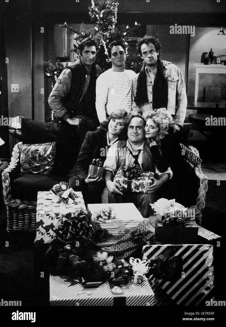 Judd Hirsch, Tony Danza, Christopher Lloyd, Marilu Henner, Danny Devito, Carol Kane Television: Taxi (TV-Serie) Characters: Alex Reiger,Tony Banta,Reverend Jim Ignatowski,Elaine O'Connor-Nardo,Louie De Palma,Simka Dahblitz-Gravas  Usa 1963-1964, 12 September 1978   **WARNING** This Photograph is for editorial use only and is the copyright of PARAMOUNT TELEVISION and/or the Photographer assigned by the Film or Production Company and can only be reproduced by publications in conjunction with the promotion of the above Film. A Mandatory Credit To PARAMOUNT TELEVISION is required. The Photographer Stock Photo