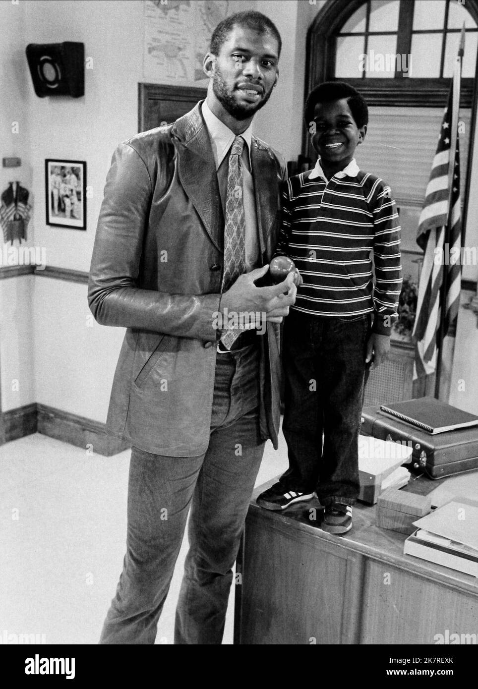 Gary Coleman & Kareem Abdul-Jabbar Television: Diff'Rent Strokes (TV-Serie)   Usa 1978-1986, 03 November 1978   **WARNING** This Photograph is for editorial use only and is the copyright of NBC and/or the Photographer assigned by the Film or Production Company and can only be reproduced by publications in conjunction with the promotion of the above Film. A Mandatory Credit To NBC is required. The Photographer should also be credited when known. No commercial use can be granted without written authority from the Film Company. Stock Photo
