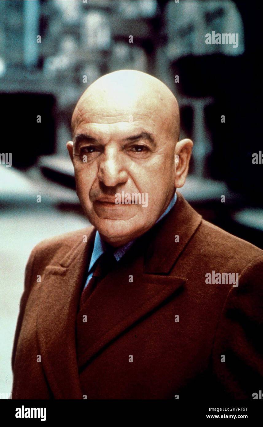 Telly Savalas Television: Kojak (TV-Serie) Characters: LIEUTENANT THEO KOJAK  Usa 1973-1978, 24 October 1973   **WARNING** This Photograph is for editorial use only and is the copyright of CBS and/or the Photographer assigned by the Film or Production Company and can only be reproduced by publications in conjunction with the promotion of the above Film. A Mandatory Credit To CBS is required. The Photographer should also be credited when known. No commercial use can be granted without written authority from the Film Company. Stock Photo
