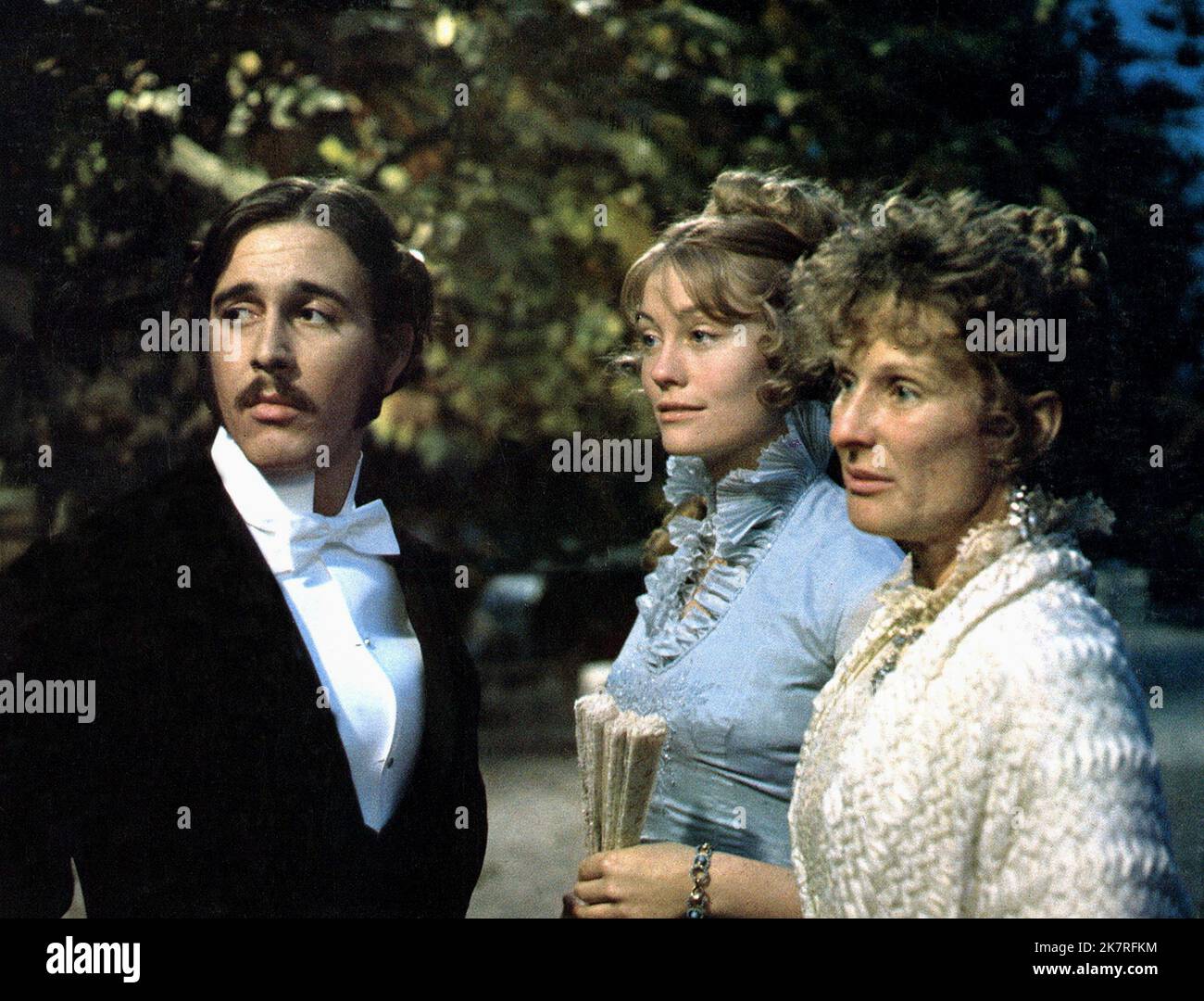 Barry Brown, Cybill Shepherd & Cloris Leachman Film: Daisy Miller (1974) Characters: Frederick Winterbourne,Annie P. 'Daisy' Miller & Mrs. Ezra Miller  Director: Peter Bogdanovich 22 May 1974   **WARNING** This Photograph is for editorial use only and is the copyright of The Film Company and/or the Photographer assigned by the Film or Production Company and can only be reproduced by publications in conjunction with the promotion of the above Film. A Mandatory Credit To The Film Company is required. The Photographer should also be credited when known. No commercial use can be granted without wr Stock Photo