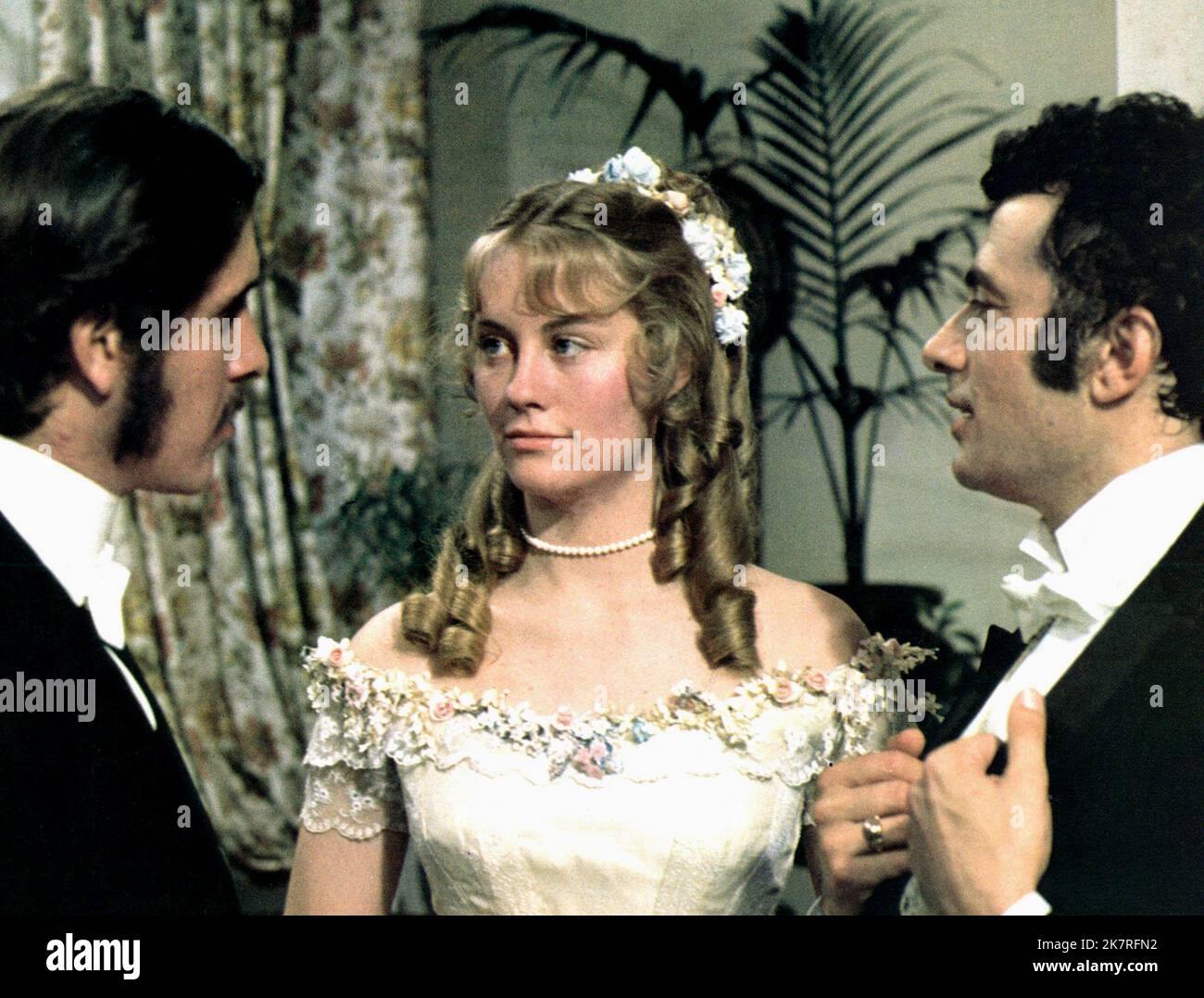 Barry Brown & Cybill Shepherd Film: Daisy Miller (1974) Characters: Frederick Winterbourne & Annie P. 'Daisy' Miller  Director: Peter Bogdanovich 22 May 1974   **WARNING** This Photograph is for editorial use only and is the copyright of The Film Company and/or the Photographer assigned by the Film or Production Company and can only be reproduced by publications in conjunction with the promotion of the above Film. A Mandatory Credit To The Film Company is required. The Photographer should also be credited when known. No commercial use can be granted without written authority from the Film Comp Stock Photo