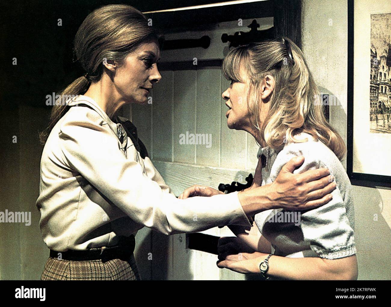 Jean Marsh & Judy Geeson Film: The Eagle Has Landed (UK 1976) Characters: Joanna Grey & Pamela Verecker  Director: John Sturges 25 December 1976   **WARNING** This Photograph is for editorial use only and is the copyright of ITC ENTERTAINMENT and/or the Photographer assigned by the Film or Production Company and can only be reproduced by publications in conjunction with the promotion of the above Film. A Mandatory Credit To ITC ENTERTAINMENT is required. The Photographer should also be credited when known. No commercial use can be granted without written authority from the Film Company. Stock Photo