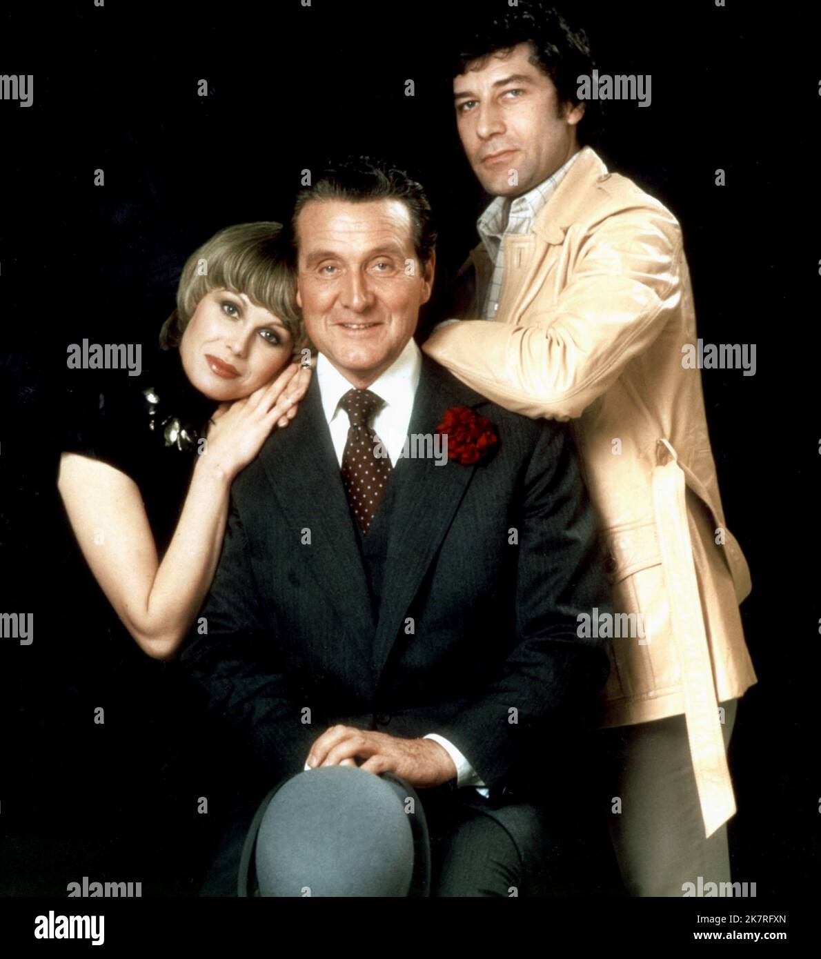 Joanna Lumley, Patrick Macnee & Gareth Hunt Television: The New Avengers (TV-Serie)   Uk/Can/Fr 1976-1977, 22 September 1976   **WARNING** This Photograph is for editorial use only and is the copyright of IDTVSTUDIOCANAL and/or the Photographer assigned by the Film or Production Company and can only be reproduced by publications in conjunction with the promotion of the above Film. A Mandatory Credit To IDTVSTUDIOCANAL is required. The Photographer should also be credited when known. No commercial use can be granted without written authority from the Film Company. Stock Photo