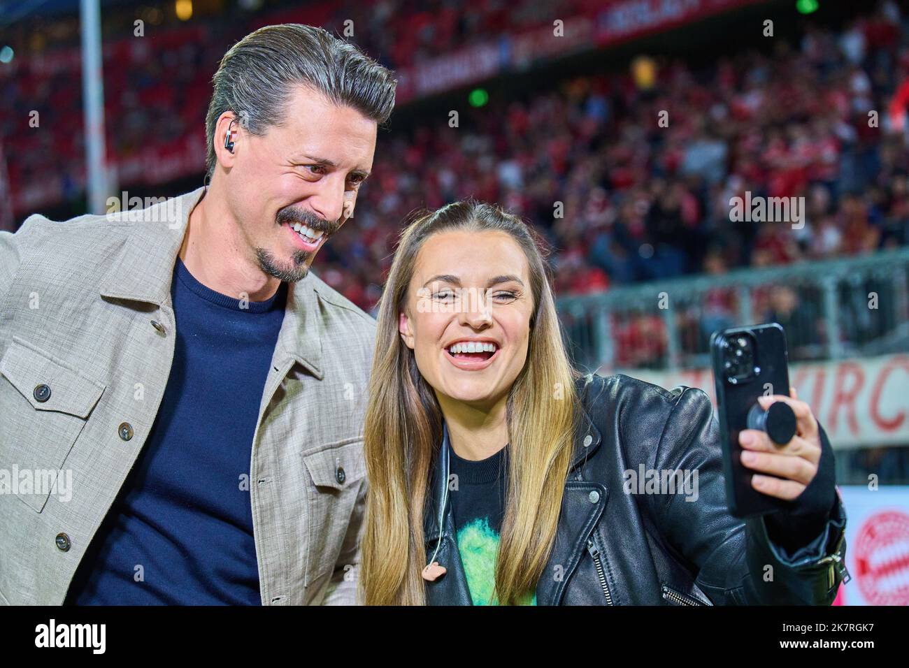 Laura WONTORRA, sports presenter, reporter, woman, moderator, TV, television, Sandro Wagner, Ex-Profi, Sport TV experte,  in the match FC BAYERN MÜNCHEN - SC FREIBURG 5-0  1.German Football League on Oct 16, 2022 in Munich, Germany. Season 2022/2023, matchday 10, 1.Bundesliga, FCB, München, 10.Spieltag © Peter Schatz / Alamy Live News    - DFL REGULATIONS PROHIBIT ANY USE OF PHOTOGRAPHS as IMAGE SEQUENCES and/or QUASI-VIDEO - Stock Photo