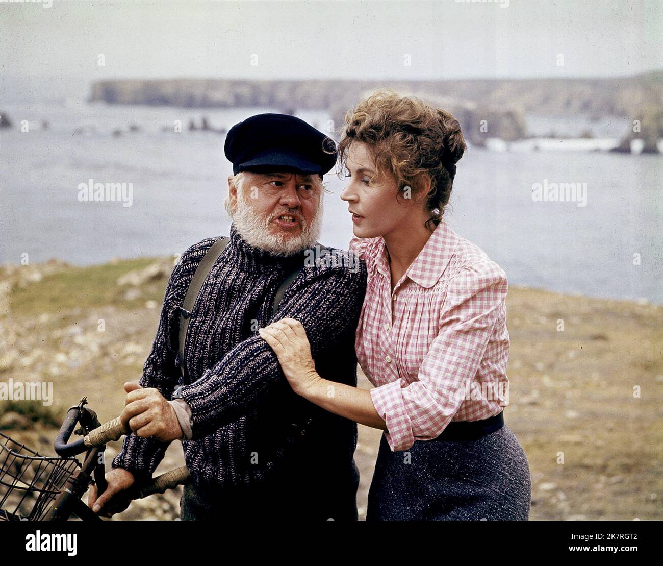 Mickey Rooney & Helen Reddy Film: Pete'S Dragon (USA 2016) Characters: Lampie & Nora  Director: Don Chaffey 03 November 1977   **WARNING** This Photograph is for editorial use only and is the copyright of WALT DISNEY and/or the Photographer assigned by the Film or Production Company and can only be reproduced by publications in conjunction with the promotion of the above Film. A Mandatory Credit To WALT DISNEY is required. The Photographer should also be credited when known. No commercial use can be granted without written authority from the Film Company. Stock Photo