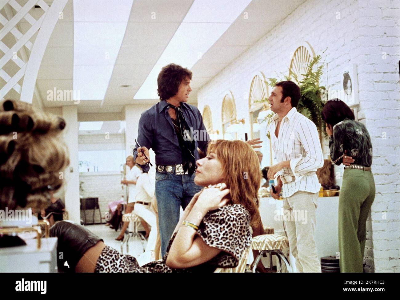 Warren Beatty & Lee Grant Film: Shampoo (USA 1975) Characters: George Roundy & Felicia Carp  Director: Hal Ashby 11 February 1975   **WARNING** This Photograph is for editorial use only and is the copyright of COLUMBIA and/or the Photographer assigned by the Film or Production Company and can only be reproduced by publications in conjunction with the promotion of the above Film. A Mandatory Credit To COLUMBIA is required. The Photographer should also be credited when known. No commercial use can be granted without written authority from the Film Company. Stock Photo