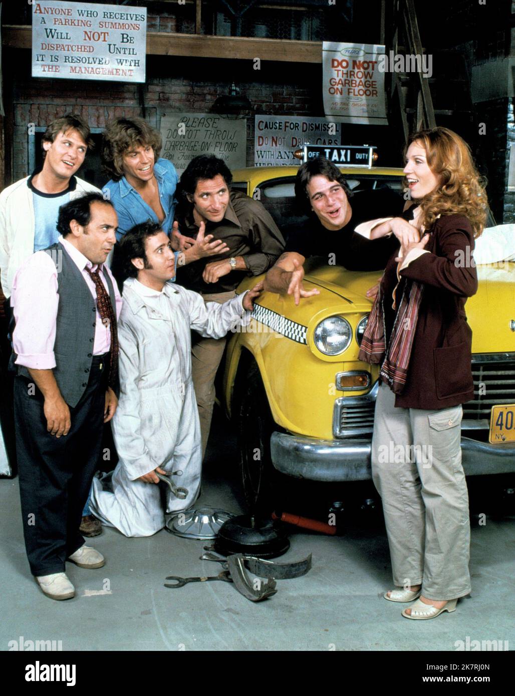 Randall Carver, Danny Devito, Jeff Conaway, Andy Kaufman, Judd Hirsch, Tony Danza & Marilu Henner Television: Taxi (TV-Serie) Characters: John Burns, Louie De Palma, Bobby Wheeler, Latka Gravas, Alex Reiger, Tony Banta, Elaine O'Connor-Nardo  Usa 1963-1964, 12 September 1978   **WARNING** This Photograph is for editorial use only and is the copyright of PARAMOUNT TELEVISION and/or the Photographer assigned by the Film or Production Company and can only be reproduced by publications in conjunction with the promotion of the above Film. A Mandatory Credit To PARAMOUNT TELEVISION is required. The Stock Photo