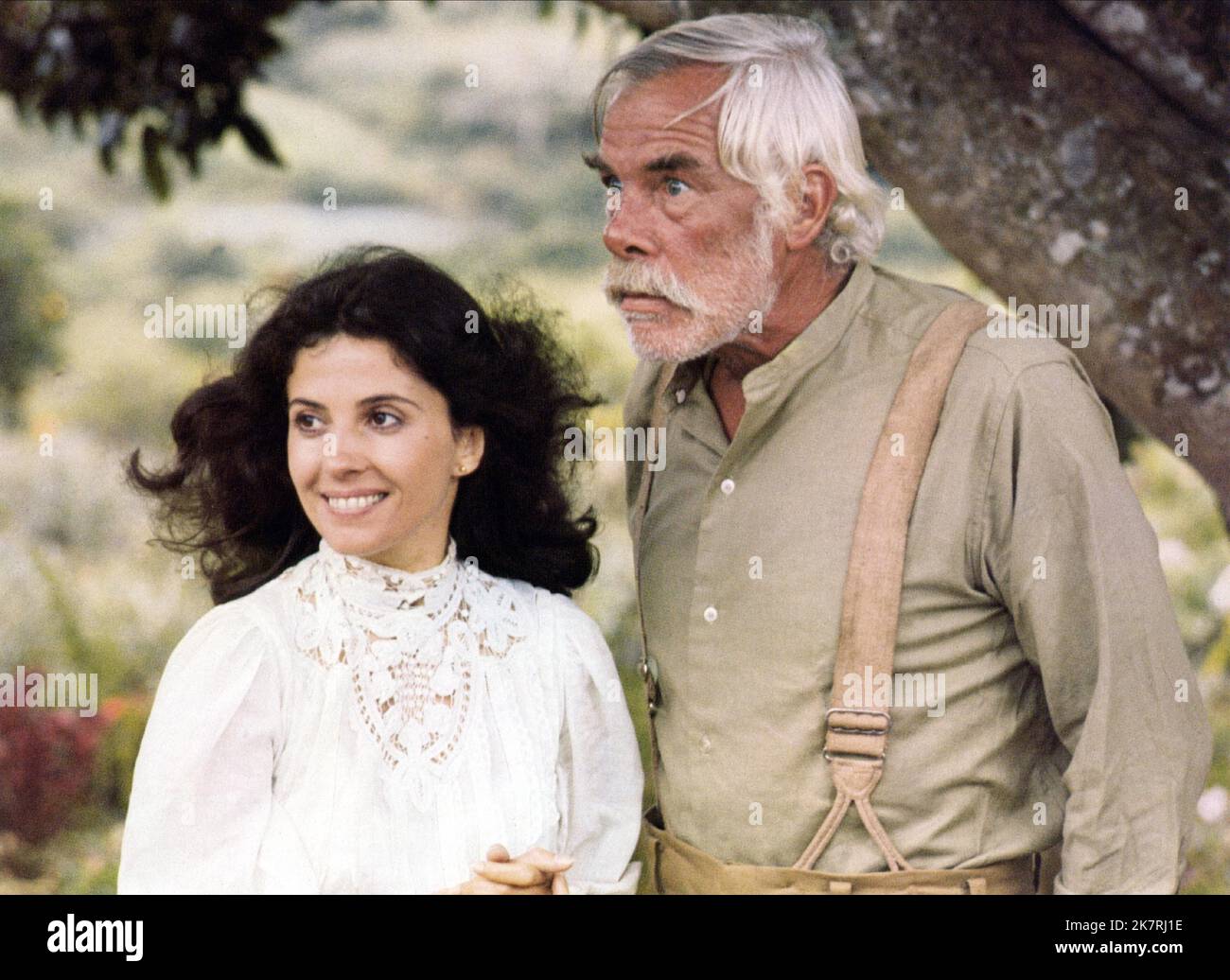 Barbara Parkins & Lee Marvin Film: Shout At The Devil (USA/UK 1976) Characters: Rosa O'Flynn / Oldsmith & Colonel Flynn O'Flynn  / Titel Auch: 'Zwei Wie Hund Und Katz' Director: Peter R. Hunt 13 April 1976   **WARNING** This Photograph is for editorial use only and is the copyright of TONAV PRODUCTIONS and/or the Photographer assigned by the Film or Production Company and can only be reproduced by publications in conjunction with the promotion of the above Film. A Mandatory Credit To TONAV PRODUCTIONS is required. The Photographer should also be credited when known. No commercial use can be gr Stock Photo