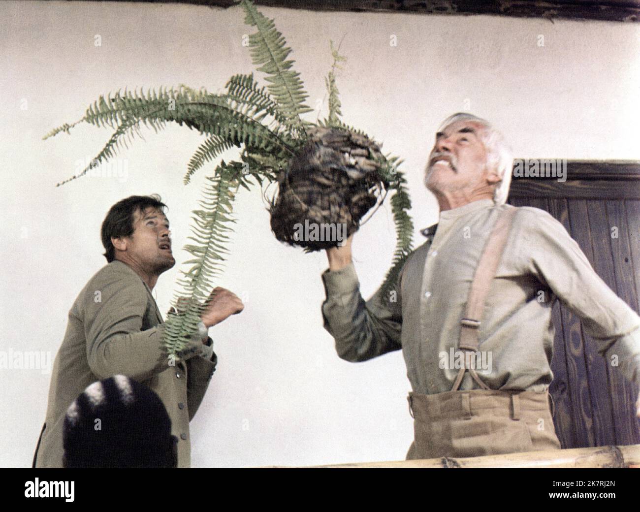 Roger Moore & Lee Marvin Film: Shout At The Devil (USA/UK 1976) Characters: Sebastian Oldsmith & Colonel Flynn O'Flynn  / Titel Auch: "Zwei Wie Hund Und Katz" Director: Peter R. Hunt 13 April 1976   **WARNING** This Photograph is for editorial use only and is the copyright of TONAV PRODUCTIONS and/or the Photographer assigned by the Film or Production Company and can only be reproduced by publications in conjunction with the promotion of the above Film. A Mandatory Credit To TONAV PRODUCTIONS is required. The Photographer should also be credited when known. No commercial use can be granted wit Stock Photo