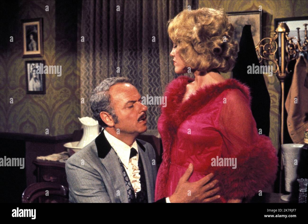 Harvey Korman & Madeline Kahn Film: Blazing Saddles (USA 1974) Characters: Hedley Lamarr, Lili Von Shtupp  / Titel Auch: 'Is' Was, Sheriff?' Director: Mel Brooks 07 February 1974   **WARNING** This Photograph is for editorial use only and is the copyright of WARNER BROS. and/or the Photographer assigned by the Film or Production Company and can only be reproduced by publications in conjunction with the promotion of the above Film. A Mandatory Credit To WARNER BROS. is required. The Photographer should also be credited when known. No commercial use can be granted without written authority from Stock Photo