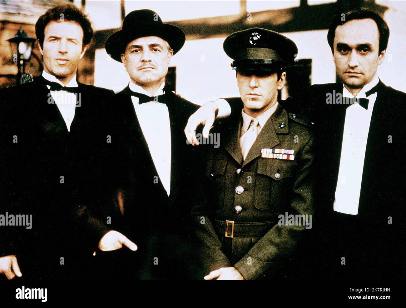 James Caan, Marlon Brando, Al Pacino & John Cazale Film: The Godfather (USA 1972) Characters: Santino 'Sonny' Corleone,Don Vito Corleone,Michael Corleone & Fredo Corleone  / Literaturverfilmung (Based On The Book By Mario Puzo) Director: Francis Ford Coppola 14 March 1972   **WARNING** This Photograph is for editorial use only and is the copyright of PARAMOUNT PICTURES and/or the Photographer assigned by the Film or Production Company and can only be reproduced by publications in conjunction with the promotion of the above Film. A Mandatory Credit To PARAMOUNT PICTURES is required. The Photogr Stock Photo