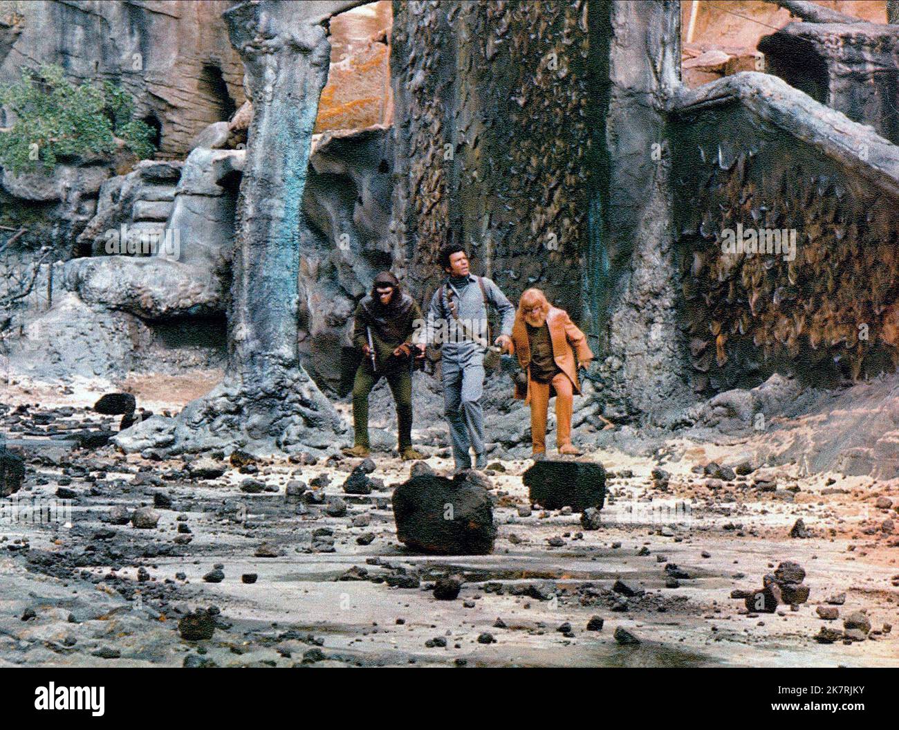 Roddy Mcdowall, Austin Stoker & Paul Williams Film: Battle For The Planet Of The Apes (1973) Characters: Caesar, MacDonald, Prof. Virgil  Director: J. Lee Thompson 15 June 1973   **WARNING** This Photograph is for editorial use only and is the copyright of 20 CENTURY FOX and/or the Photographer assigned by the Film or Production Company and can only be reproduced by publications in conjunction with the promotion of the above Film. A Mandatory Credit To 20 CENTURY FOX is required. The Photographer should also be credited when known. No commercial use can be granted without written authority fro Stock Photo