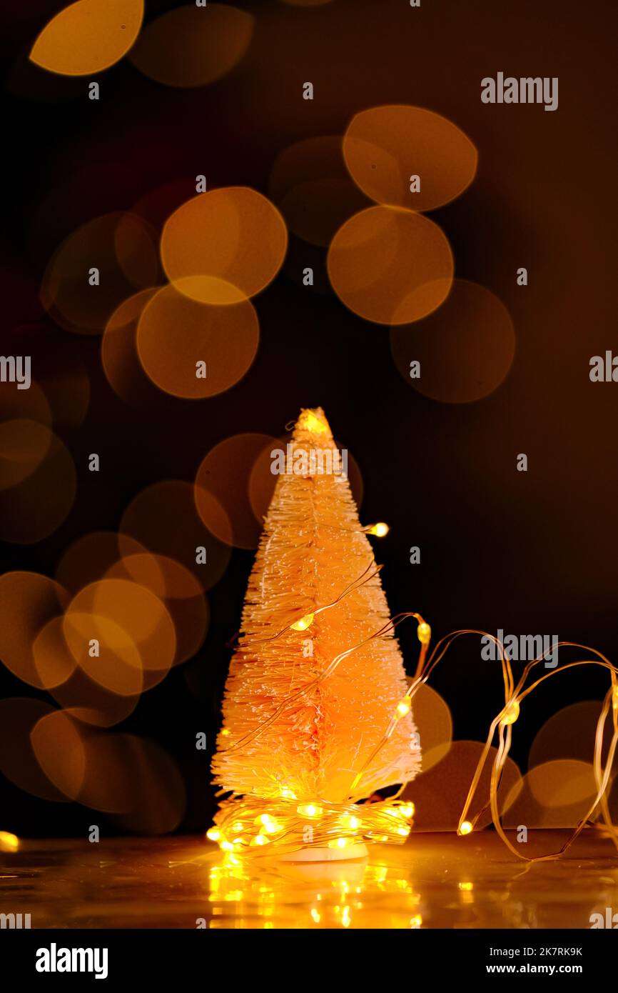 Shiny gold wallpaper hi-res stock photography and images - Alamy