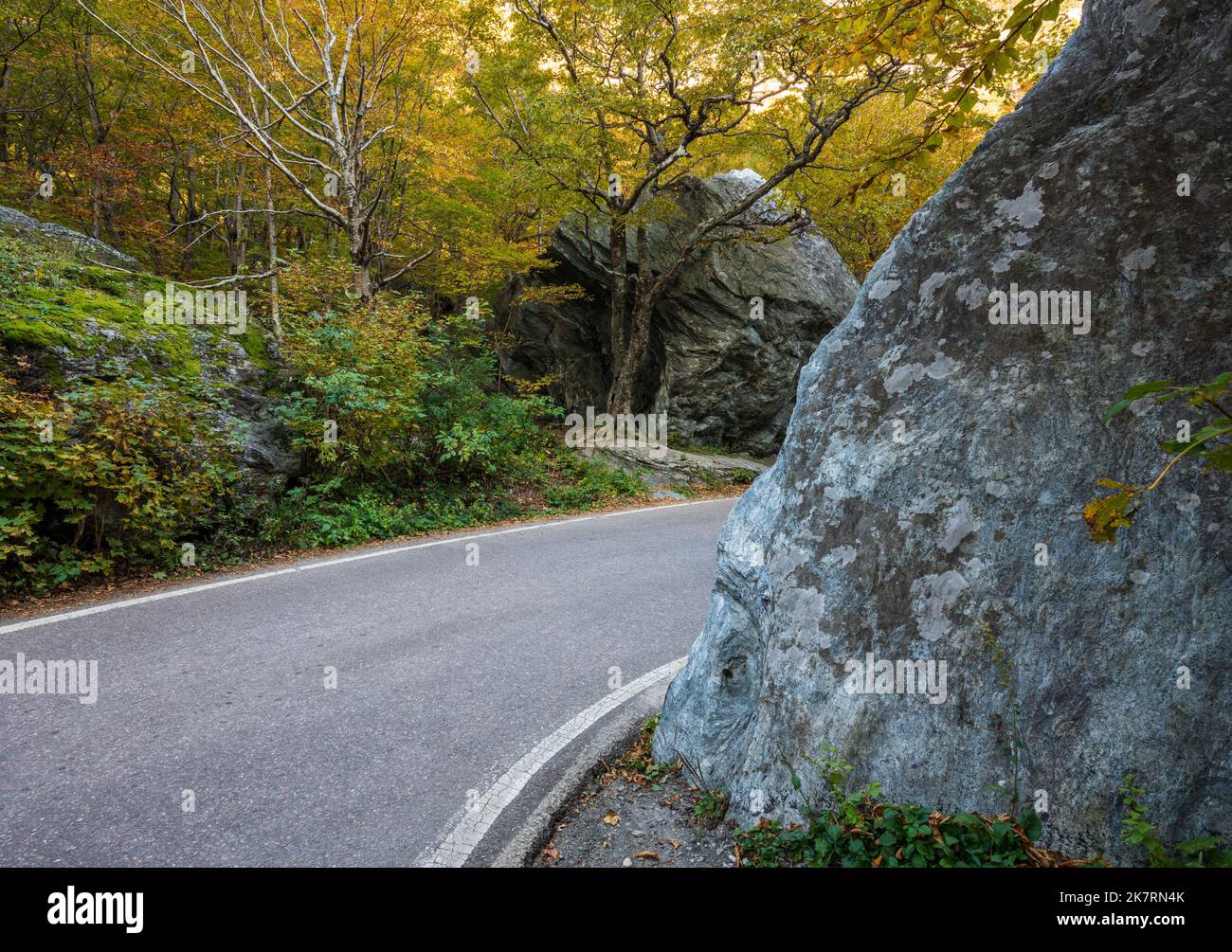 Narrow bend between boulders in Smugglers Notch in the fall Stock Photo