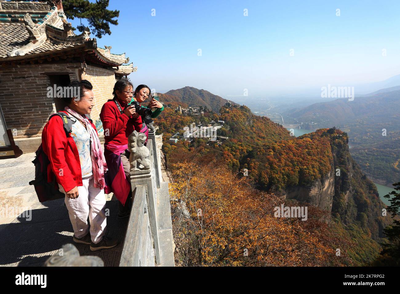 PINGLIANG, CHINA - OCTOBER 18, 2022 - Tourists visit the scenery of colorful leaves in Kongtong Mountain in Pingliang city, Northwest China's Gansu pr Stock Photo