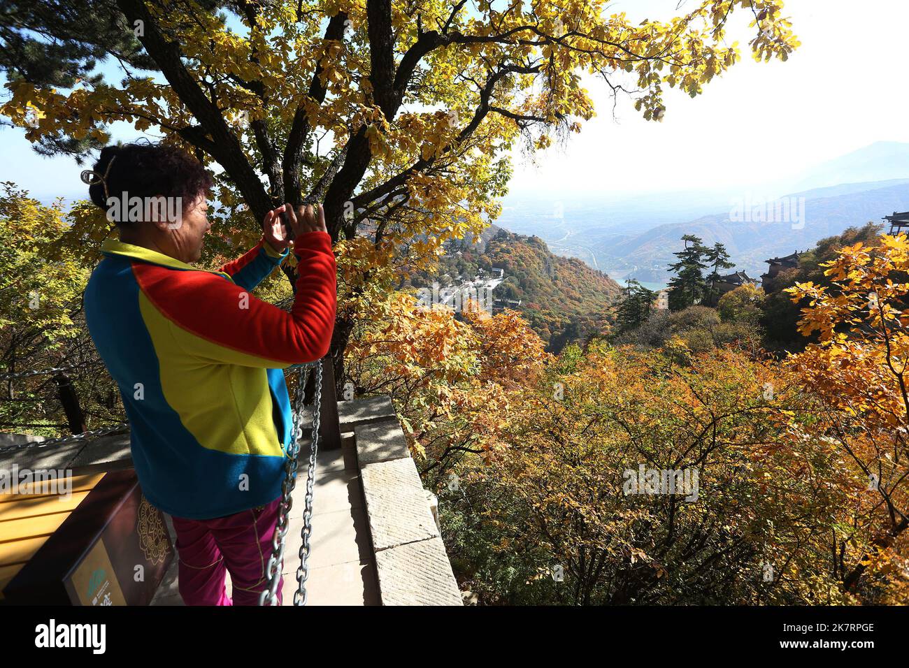 PINGLIANG, CHINA - OCTOBER 18, 2022 - Tourists visit the scenery of colorful leaves in Kongtong Mountain in Pingliang city, Northwest China's Gansu pr Stock Photo