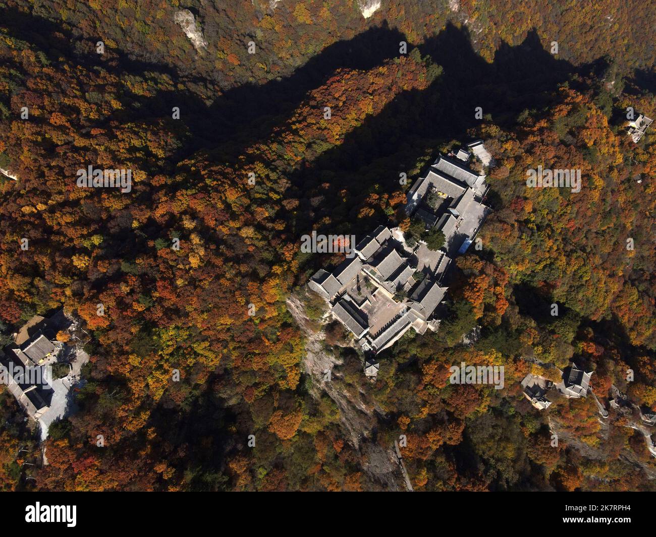 PINGLIANG, CHINA - OCTOBER 18, 2022 - Photo taken on Oct 18, 2022 shows the scenery of colorful leaves in Kongtong Mountain in Pingliang City, Northwe Stock Photo