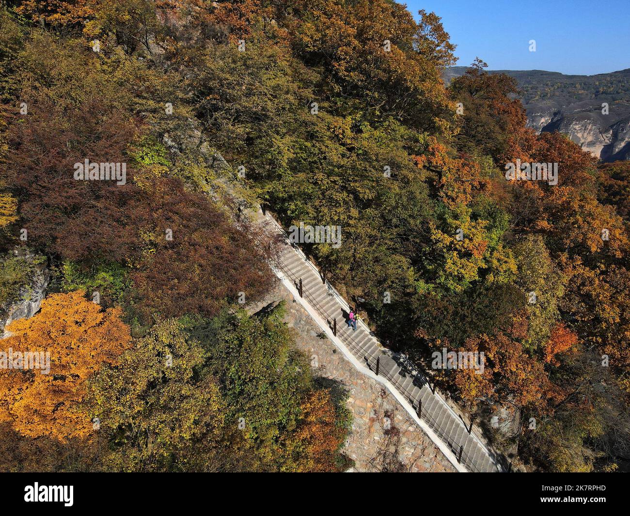 PINGLIANG, CHINA - OCTOBER 18, 2022 - Photo taken on Oct 18, 2022 shows the scenery of colorful leaves in Kongtong Mountain in Pingliang City, Northwe Stock Photo