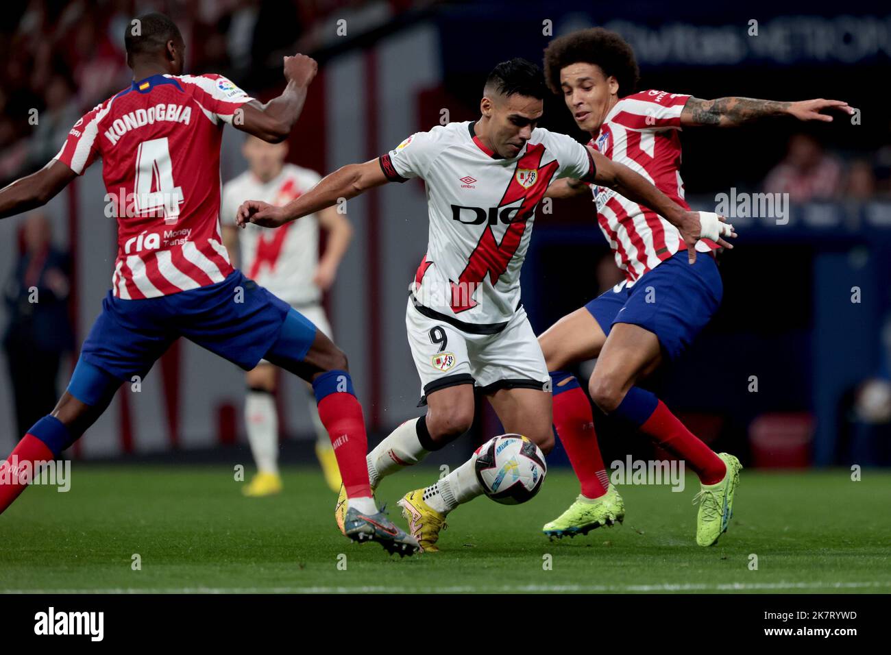 Madrid, Spanien. 18th Oct, 2022. Madrid Spain; 18.10.2022.- Atletico de Madrid players Kondogbia (L) and Witsel (R) crash with Rayo Vallecano player Radamel Falcao (C). Atlético de Madrid vs Rayo Vallecano Football match between Madrid teams from the Spanish League on matchday 10 held at Civitas Metropolitano Stadium to capital of the Kingdom of Spain and ended in a tie at 1. Atletico Madrid goal by Morata 20  Rayo Vallecano goal by Radamel Falcao 90 2' penalty Credit: Juan Carlos Rojas/dpa/Alamy Live News Stock Photo
