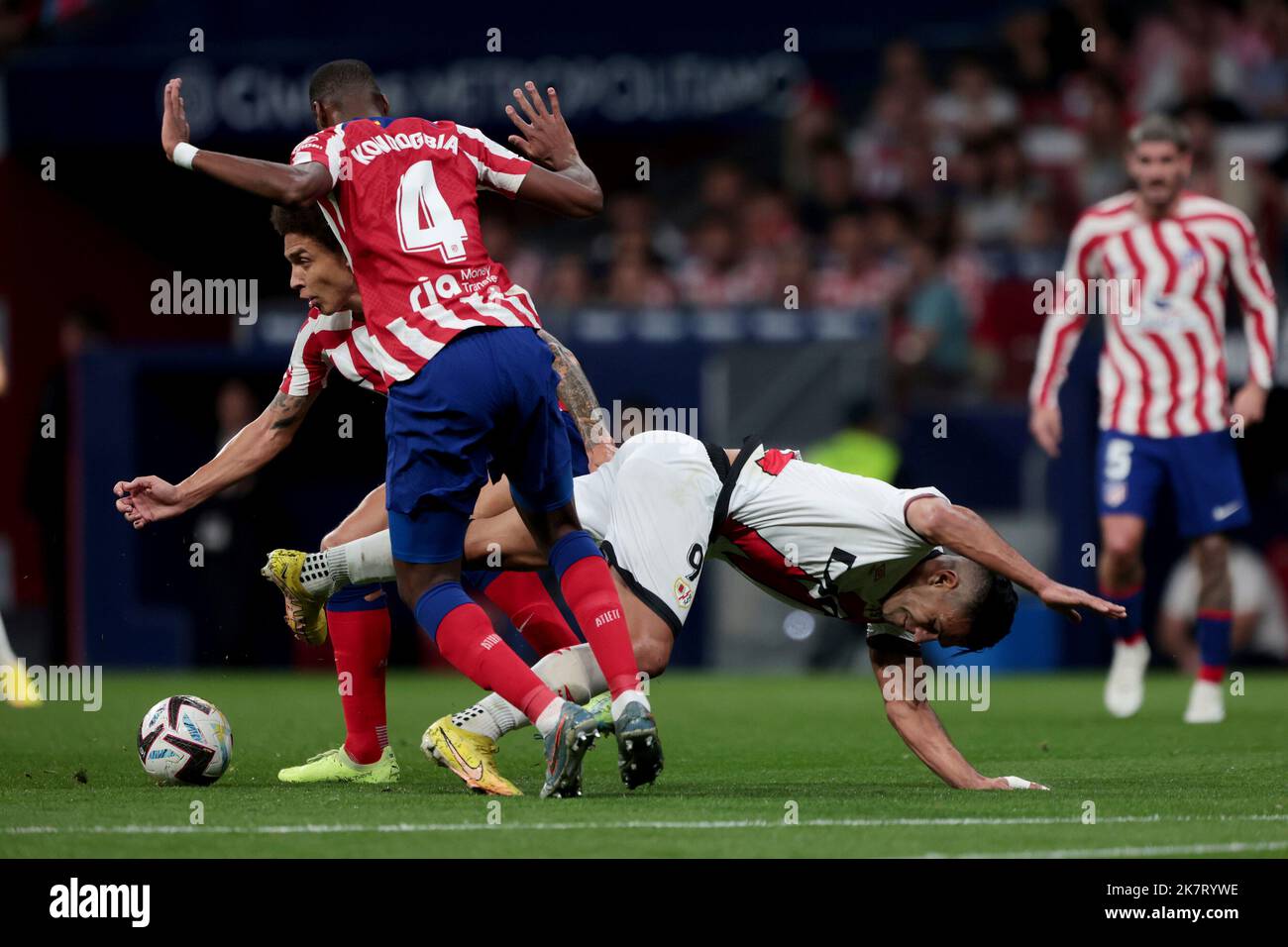 Madrid, Spanien. 18th Oct, 2022. Madrid Spain; 18.10.2022.- Atletico de Madrid players Kondogbia (L) and Witsel (R) crash with Rayo Vallecano player Radamel Falcao. Atlético de Madrid vs Rayo Vallecano Football match between Madrid teams from the Spanish League on matchday 10 held at Civitas Metropolitano Stadium to capital of the Kingdom of Spain and ended in a tie at 1. Atletico Madrid goal by Morata 20  Rayo Vallecano goal by Radamel Falcao 90 2' penalty Credit: Juan Carlos Rojas/dpa/Alamy Live News Stock Photo