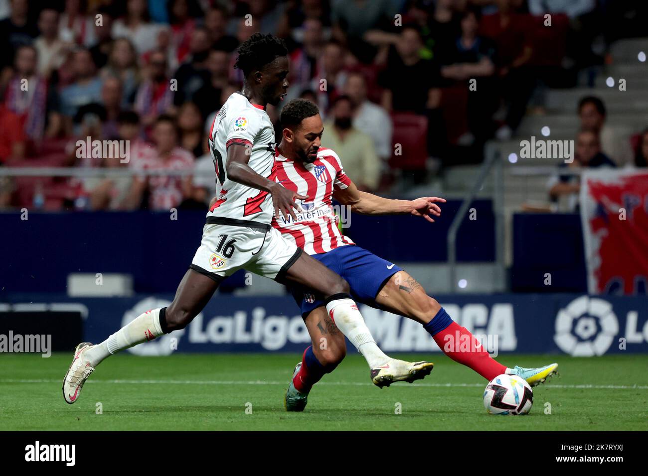Madrid, Spanien. 18th Oct, 2022. Madrid Spain; 18.10.2022.- Atletico de Madrid Matheus Cunha (R) and Rayo Vallecano player Mumin (L). Atlético de Madrid vs Rayo Vallecano Football match between Madrid teams from the Spanish League on matchday 10 held at Civitas Metropolitano Stadium to capital of the Kingdom of Spain and ended in a tie at 1. Atletico Madrid goal by Morata 20  Rayo Vallecano goal by Radamel Falcao 90 2' penalty Credit: Juan Carlos Rojas/dpa/Alamy Live News Stock Photo