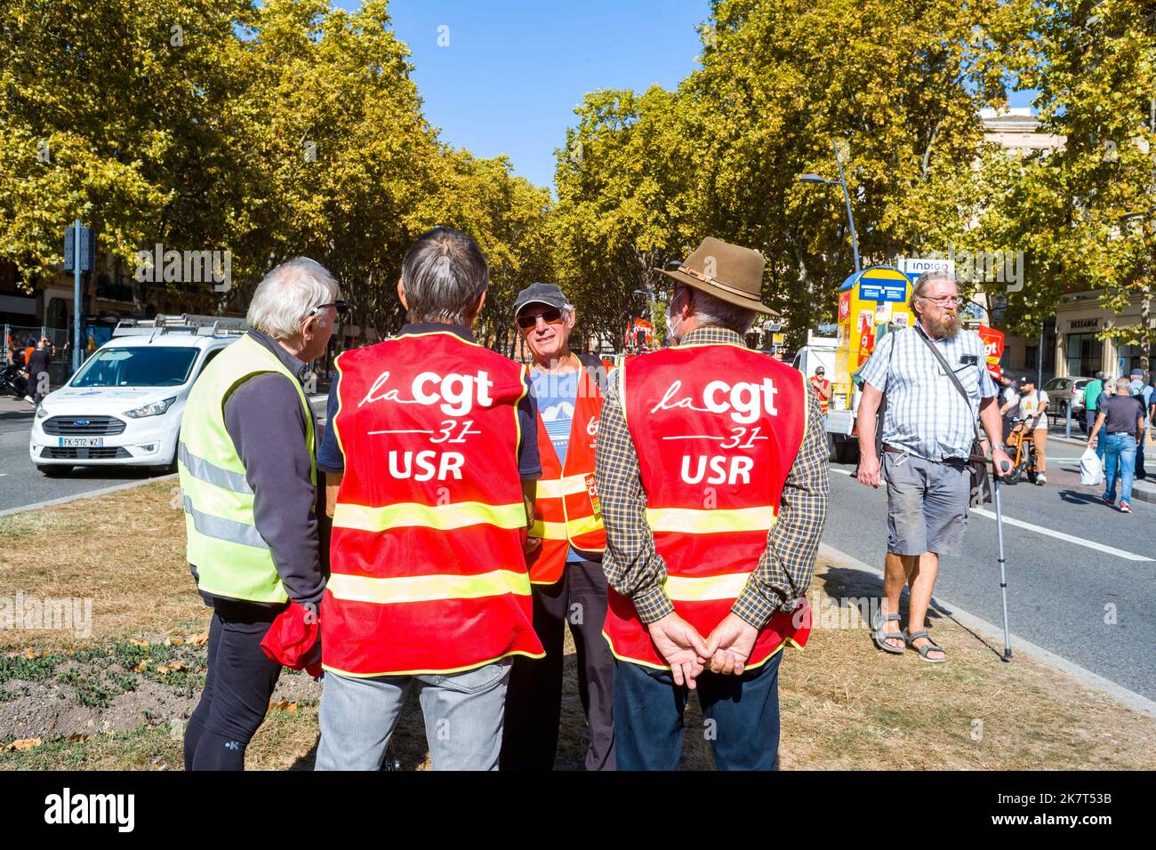 Activists with vests, CGT 31, USR. The CGT and FO trade unions called