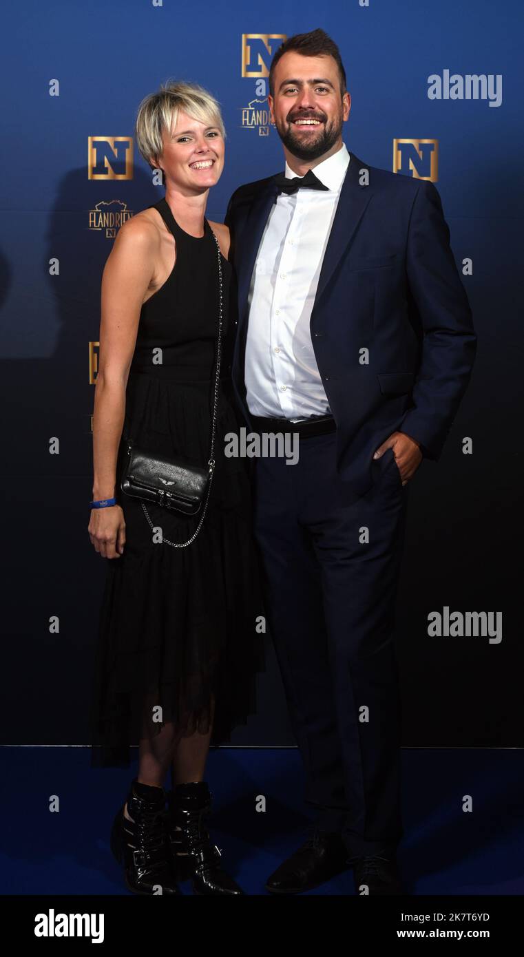 Tizzagacha paypoq va krossovka kiygan qiz (porno)