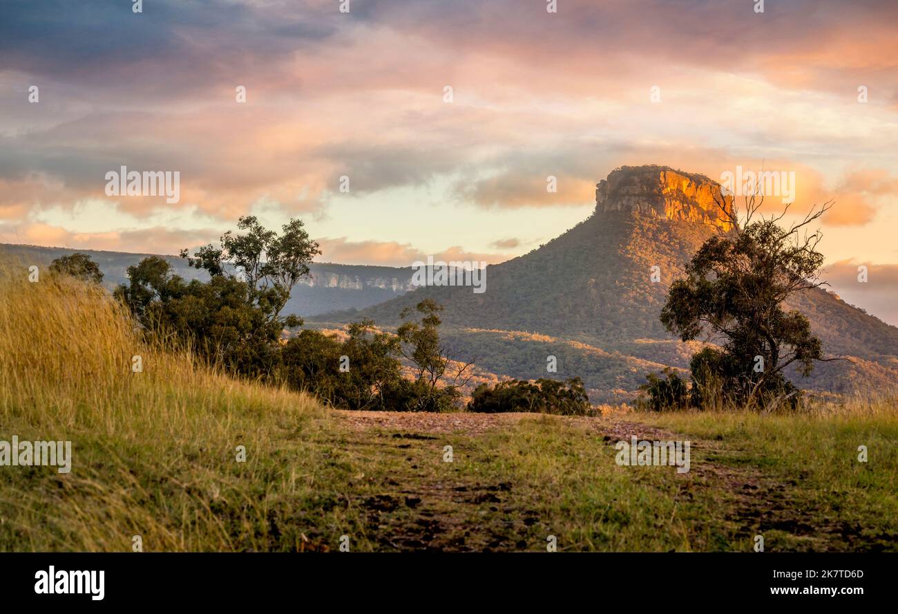 Pantoneys Crown  is an isolated, flat-topped mesa rising from the floor of the Capertee Valley Stock Photo
