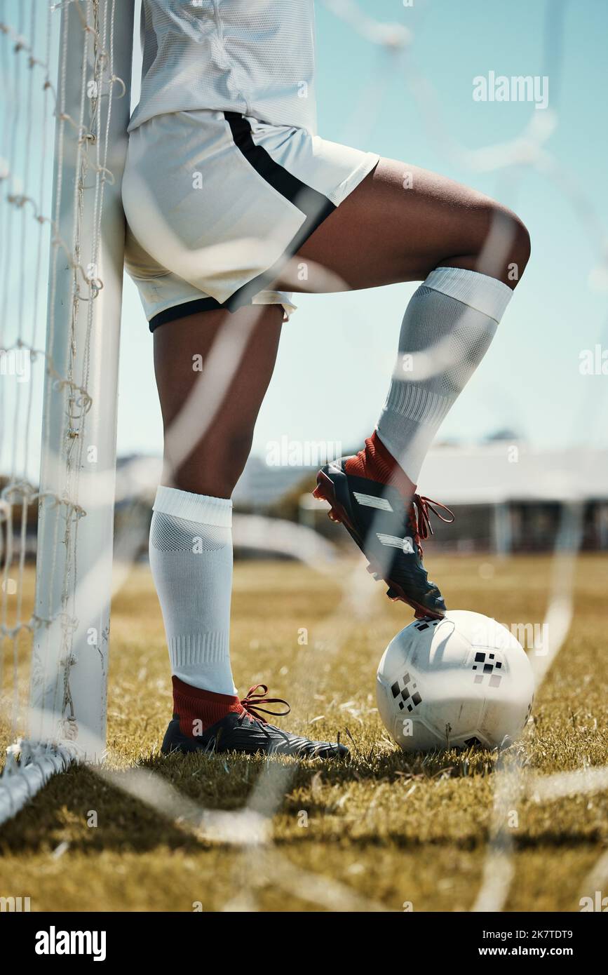 Sapatos de jogador de futebol de bola de futebol e pé no campo