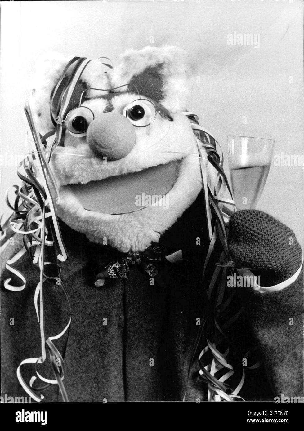 Emm wie Meikel - Meikel wünscht allen seinen Freunden ein frohes neues Jahr. Er hat gleich in seiner ersten Sendung wieder so einiges zu erledigen. Stock Photo