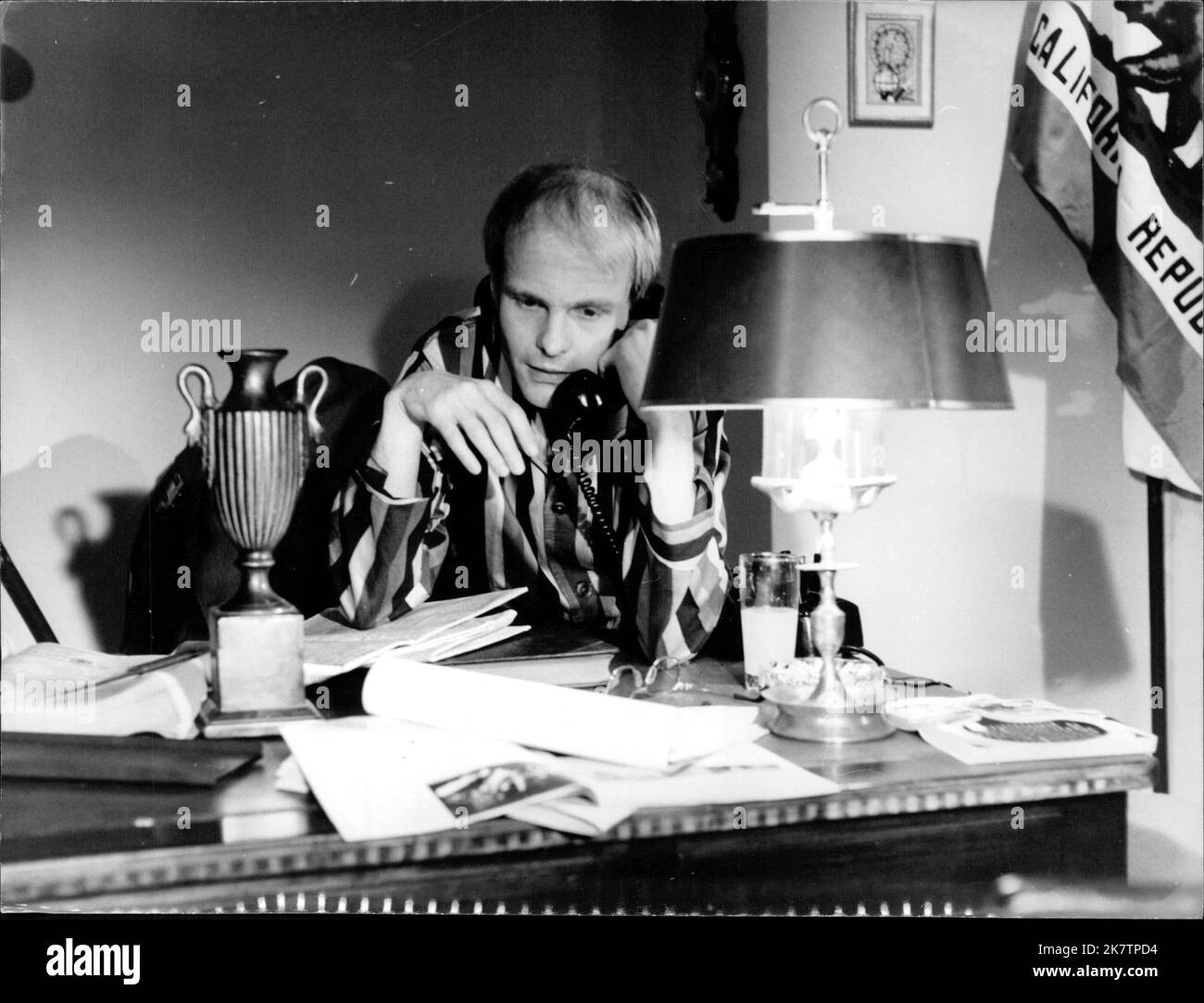 Die geheimen Papiere des Pentagon (1973) - John Libby, Assistent des republikanischen Kongressabgeordneten McCloskey bekommt mitten in der Nacht einen Anruf von Ellsberg, dem er seiner Verwunderung Ausdruck gibt, wieso er Tag und Nacht den Panzerschrank bewachen müsse, in dem Ellsberg 6 Aktenordner deponiert hat. Stock Photo