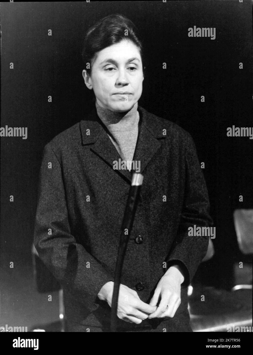 Die Ermittlung (1966) - Zeugin Nummer 5 (Hanne Hiob) während ihrer Aussage. Sie war in der Schreibstube des Lagers tätig und schildert Bogers Folterungen der Häftlinge. Wenn das Blut aus den Adern rann, sei das das Zeichen gewesen, mit dem Schlagen aufzuhören. Stock Photo