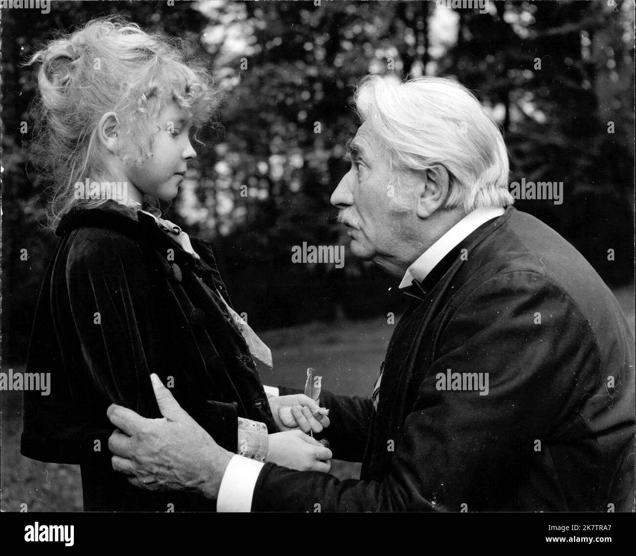 Der Stechlin - Die Kirchenglocken läuten. Drinnen liegt der tote Dubslav v. Stechlin. Engelke holt die kleine Agnes aus dem Park. (Kay Markmann, Willi Rose) Stock Photo