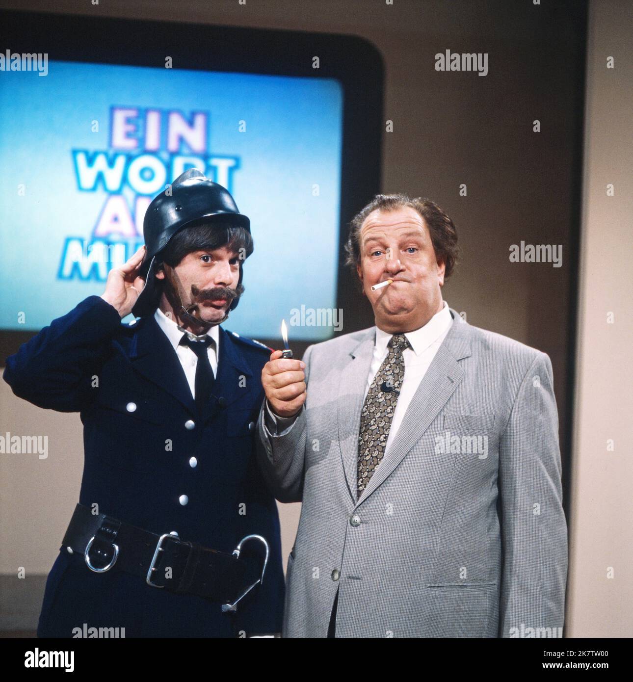 Ein Wort aus Musik, Spielshow, Deutschland 1981 - 1983, Sketchpartner Horst Jüssen als Feuerwehrmann mit rauchendem Moderator Heinz Eckner Stock Photo