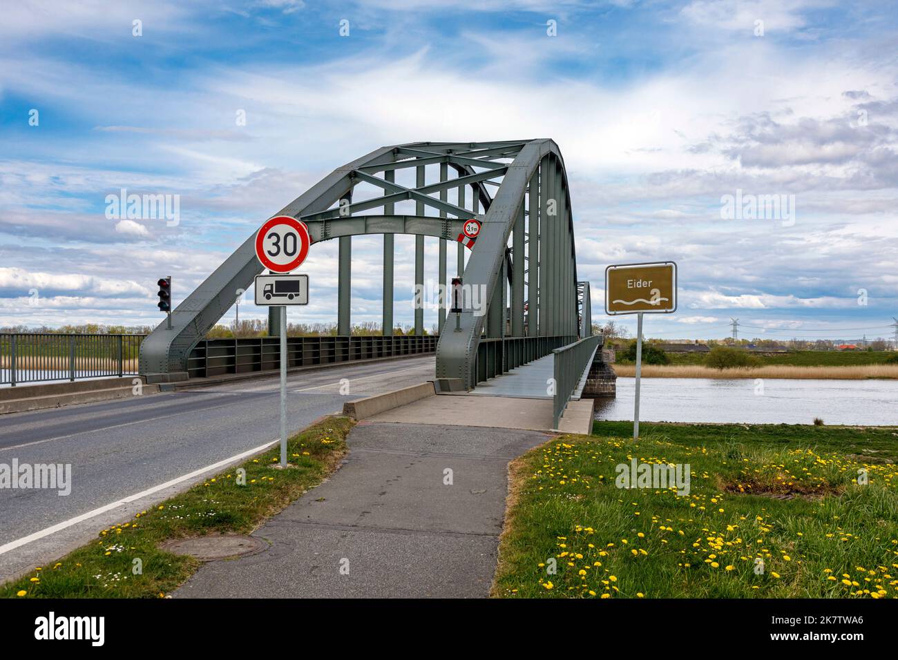 Eiderbrücke Friedrichstadt, Doppelbogenbrücke von 1916, Grenze der Landkreise Dithmarschen und Nordfriesland Stock Photo