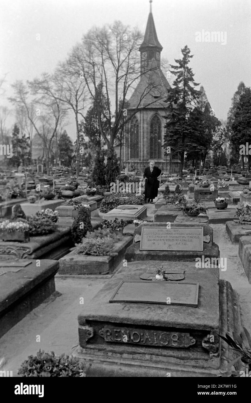Das Grab Albrecht Dürers auf dem Johannisfriedhof in Nürnberg mit Holzschuherkapelle im Hintergrund, um 1957. Albrecht Dürer's tomb on Saint John's cemetery with Holzschuh chapel in the back, around 1957. Stock Photo