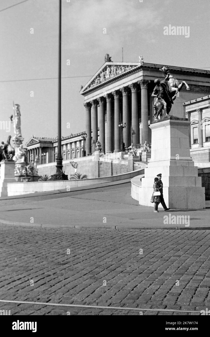 Blick auf das österreichische Parlament an der Ringstraße in Wien, um 1962. View of the Austrian Parliament Building on Vienna Ring Road, around 1962. Stock Photo