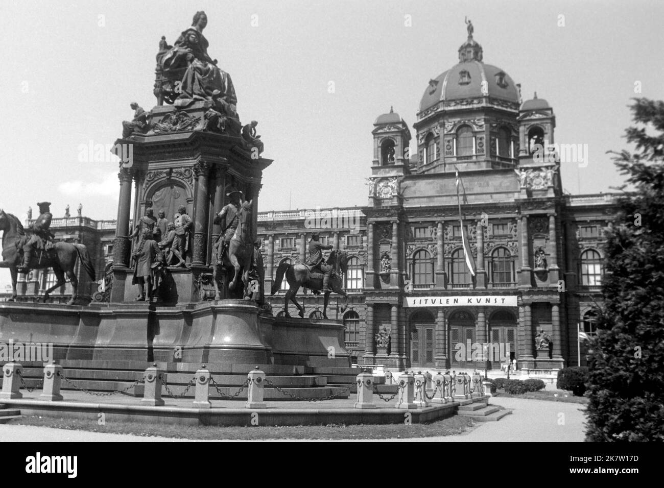 Maria-Theresien-Denkmal in Wien vor dem Kunsthistorischen Museum in ...