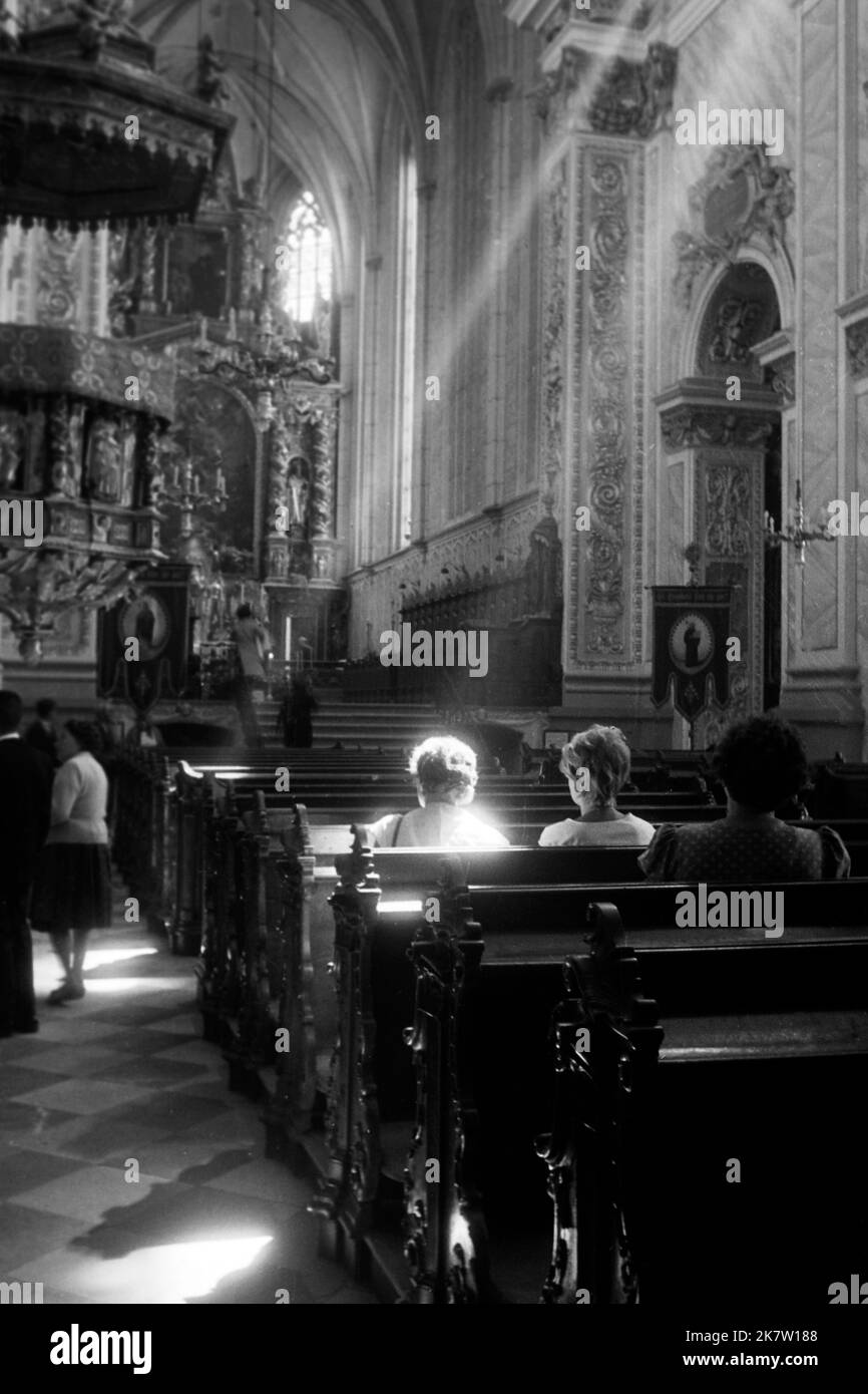 Kirchenbesucher in der Pfarrkirche der heiligen Petronilla in Kapelln an der Perschling, um 1962. Churchgoers at the parish church of St. Petronilla in Kapelln an der Perschling, aorund 1962. Stock Photo