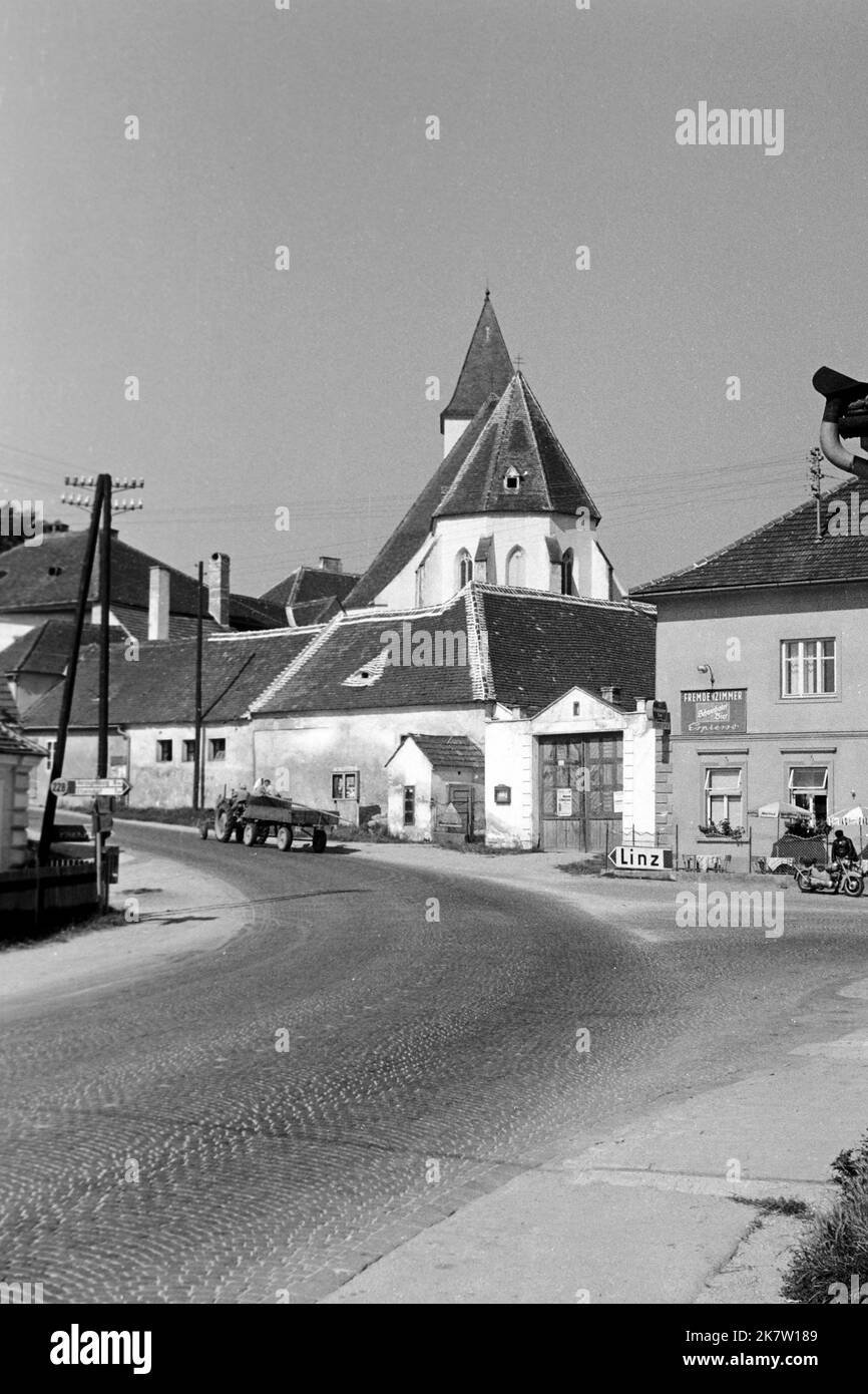 Pfarrkirche der heiligen Petronilla in Kapelln an der Perschling, um 1962. Parish Church of St. Petronilla in Kapelln an der Perschling, aorund 1962. Stock Photo