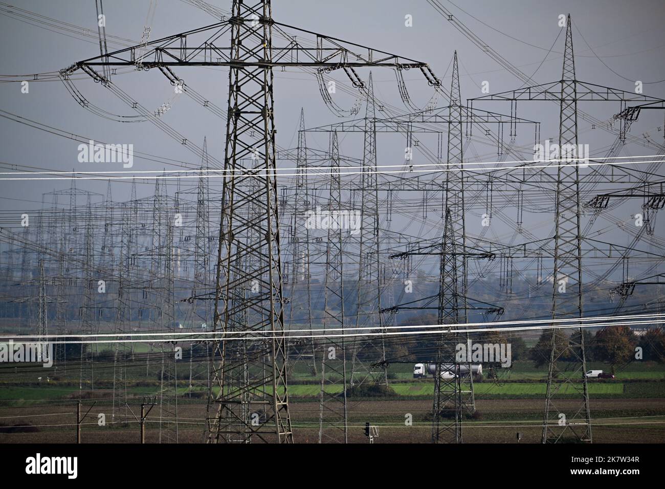Allrath, Germany. 19th Oct, 2022. Electricity pylons stand in a field. The coal phase-out in the Rhenish coalfield in North Rhine-Westphalia is to be brought forward by eight years to 2030. In view of the current energy crisis, two lignite-fired power plants are to run longer than previously planned. Credit: Federico Gambarini/dpa/Alamy Live News Stock Photo