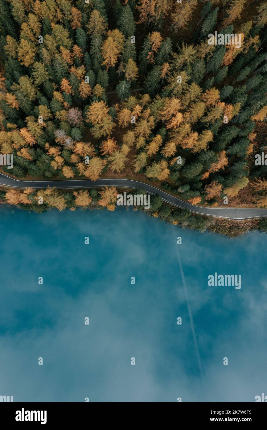 Antholzer See im Herbst. See im Herbst mit der Drohne fotografiert. Straße durch den Wald am See. 3 Stock Photo