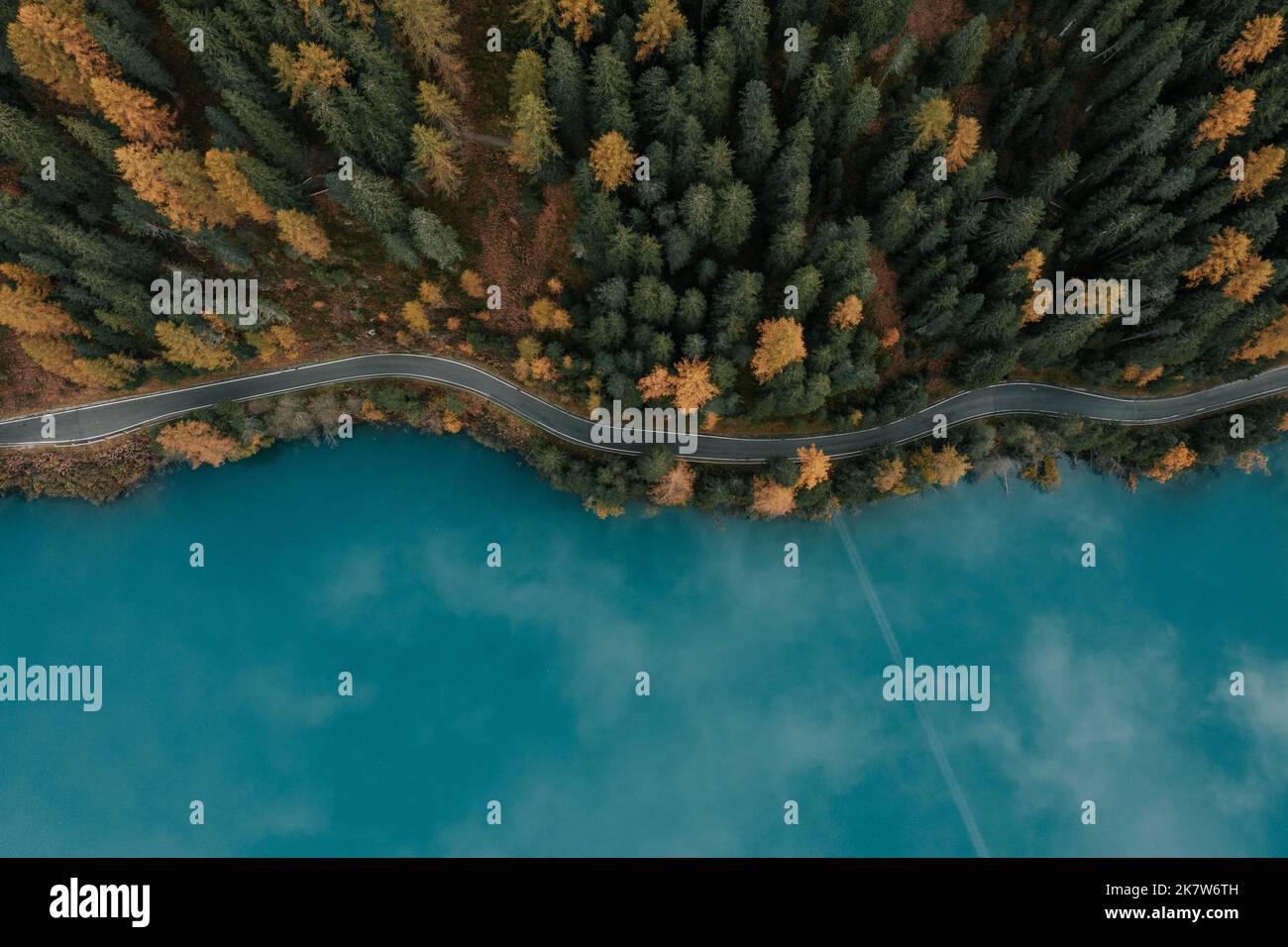 Antholzer See im Herbst. See im Herbst mit der Drohne fotografiert. Straße durch den Wald am See. 6 Stock Photo