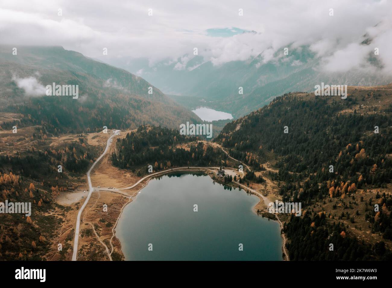 Der Obersee am Staller Sattel und der Antholzer See an der Grenze Italien - Österreich. Herbstlandschaft aus der Luft. Stock Photo