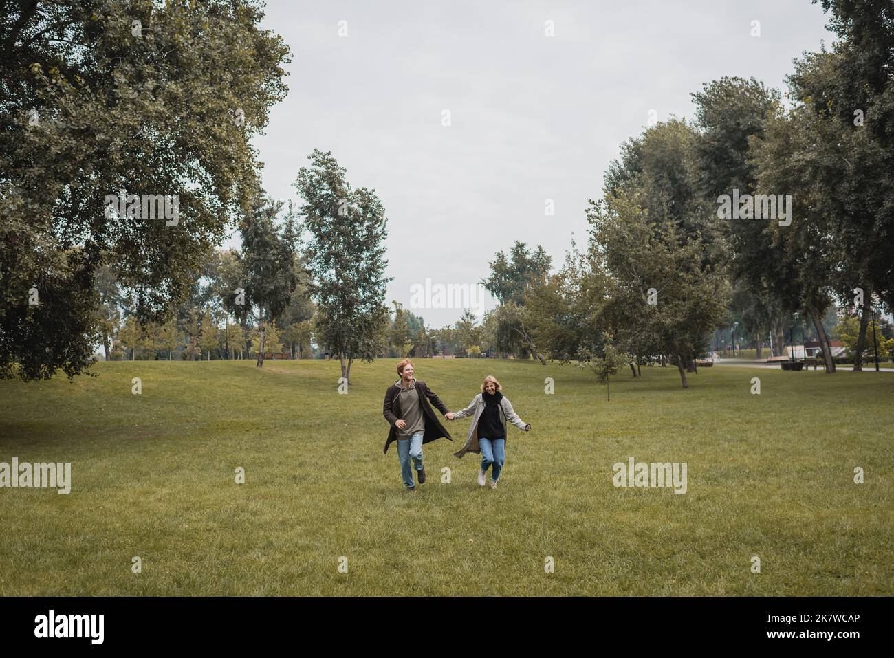 Man woman holding hands running hi-res stock photography and images - Alamy