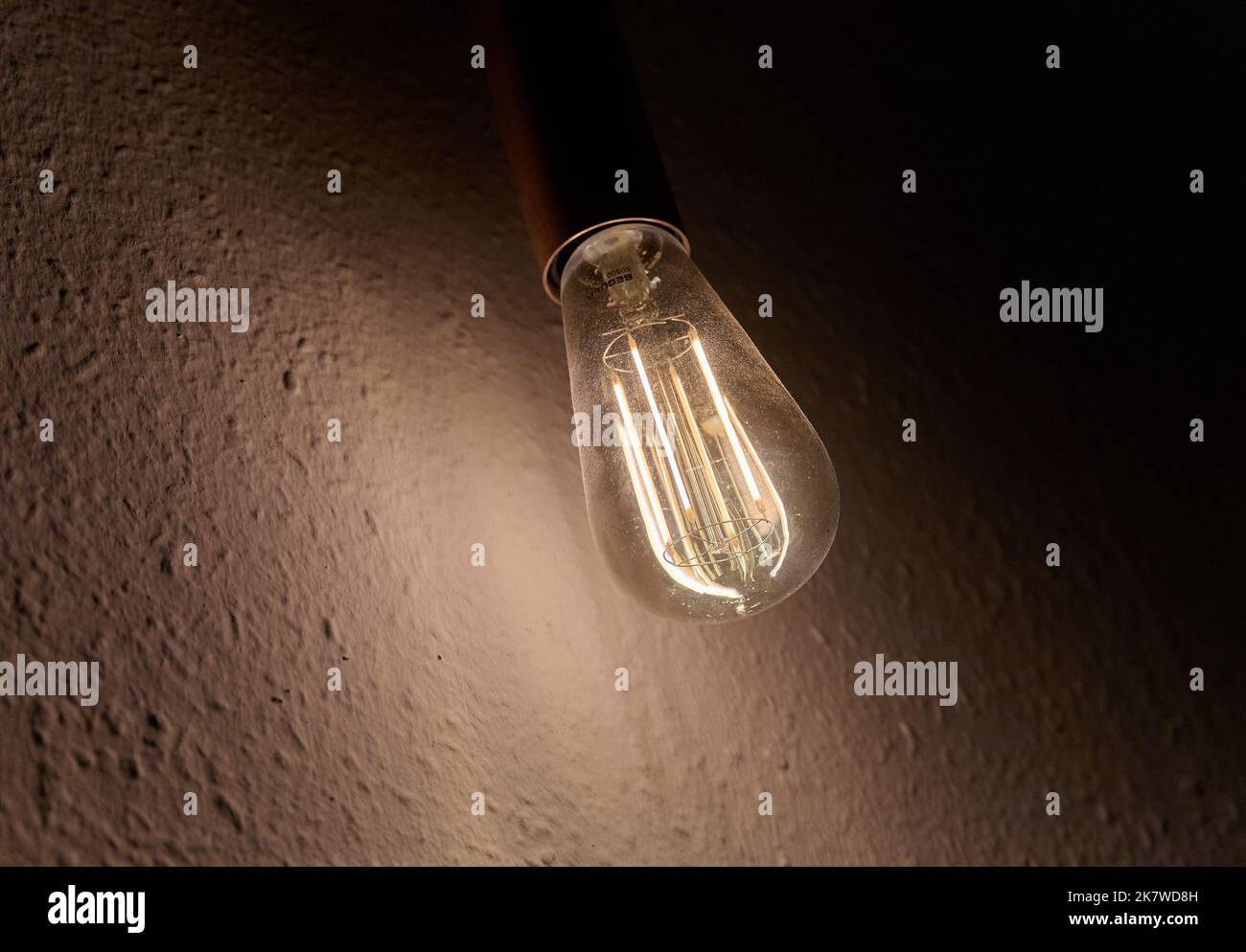 PRODUCTION 17 October 2022, Berlin An energysaving lamp is switched